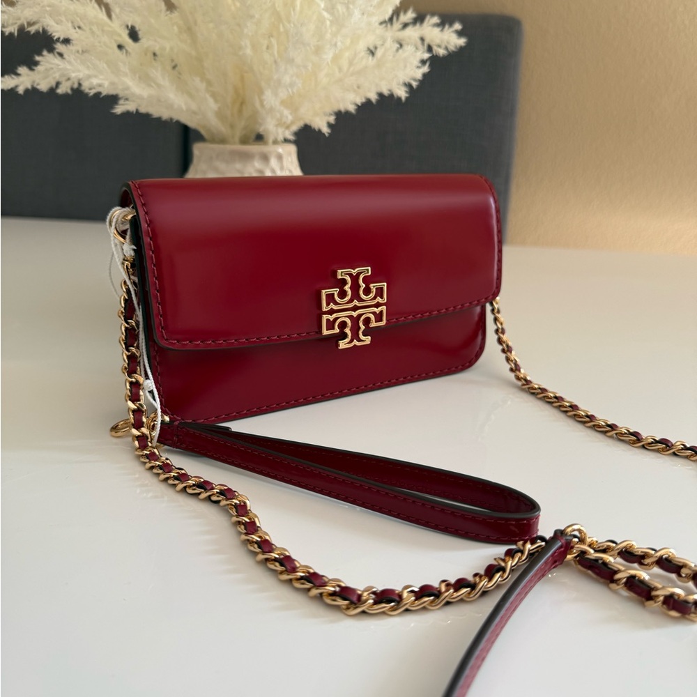 NWT. TORY BURCH BRITTEN SMOOTH CHAIN
WALLET W. WRISTLET CROSSBODY BARTLETT RED